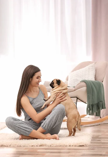 Una mujer con un lindo perro en casa. Amistad entre mascota y dueño —  Fotos de Stock