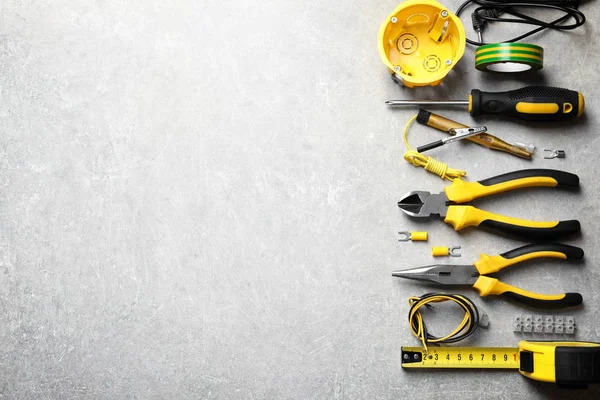 Gri arkaplanda farklı elektrikli araçlar