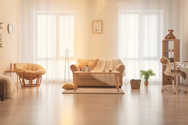 Wohnzimmereinrichtung Mit Bequemem Sofa Und Eleganter Lampe — Stockfoto