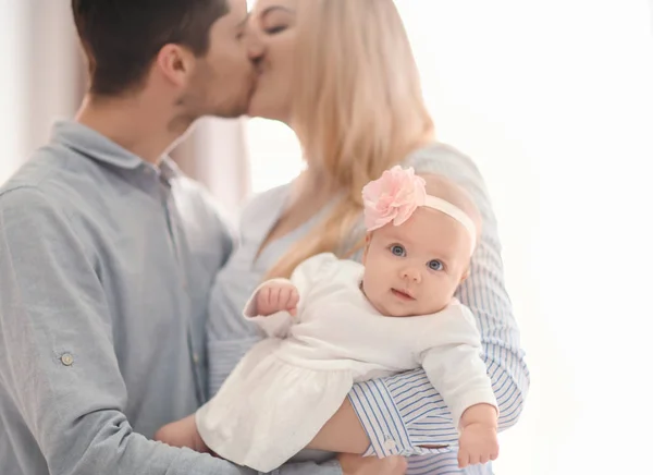 自宅で赤ちゃんと若い親 — ストック写真