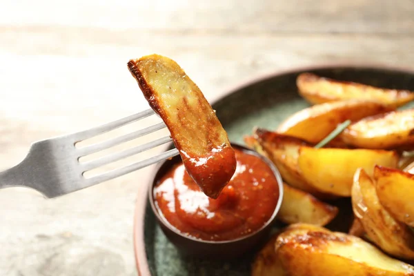 Mergulhando saborosas fatias de batata em molho de tomate, close-up — Fotografia de Stock