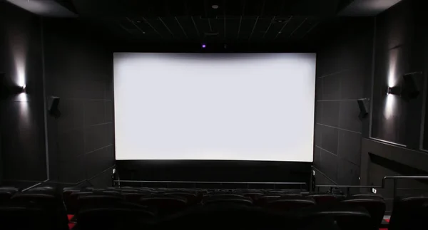 Cinéma vide avec grand écran et chaises confortables — Photo