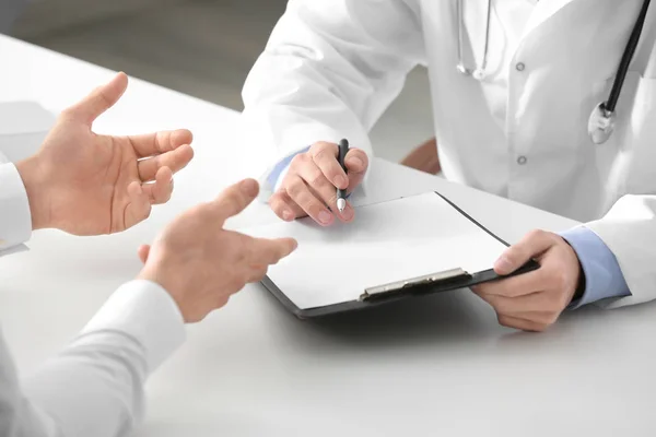 Läkare samråd patient på klinik — Stockfoto