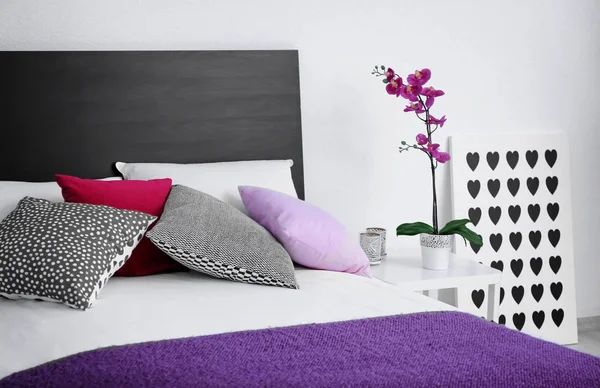 Modern oda yumuşak yastıklar ile rahat yatak — Stok fotoğraf