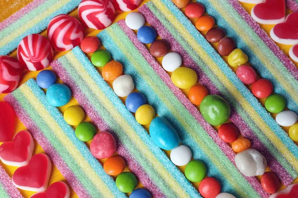Bonbons colorés sur la table — Photo
