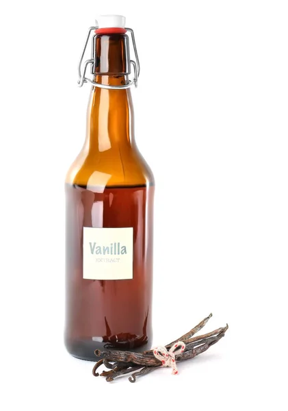 Bottiglia di vetro con estratto di vaniglia su sfondo bianco — Foto Stock