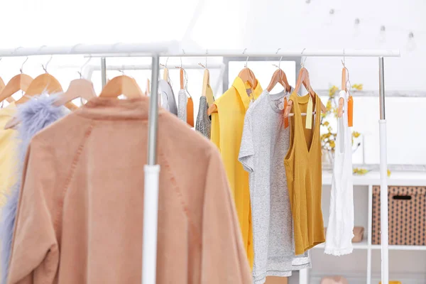 Verschillende vrouwen dragen in moderne winkel — Stockfoto