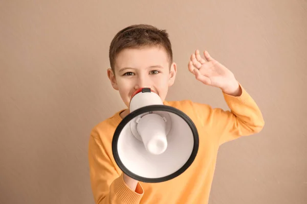 Lustiger kleiner Junge mit Megafon auf farbigem Hintergrund — Stockfoto
