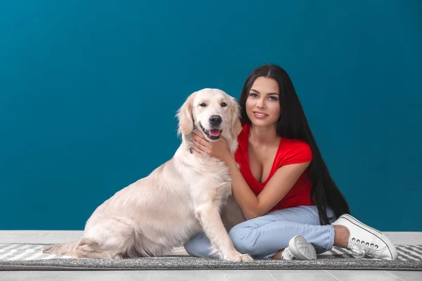 Jonge vrouw met hond binnenshuis. Vriendschap tussen huisdier en eigenaar — Stockfoto