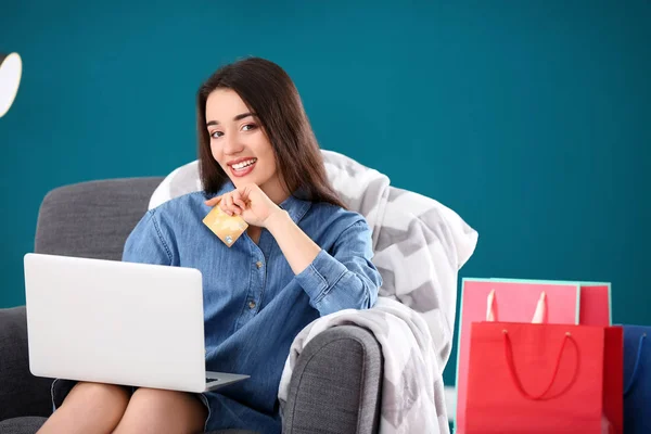 Młoda Kobieta Zakupy Online Karty Kredytowej Laptopa Fotelu — Zdjęcie stockowe
