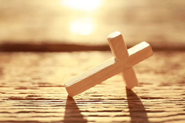 Cross on wooden table — Stock Photo, Image