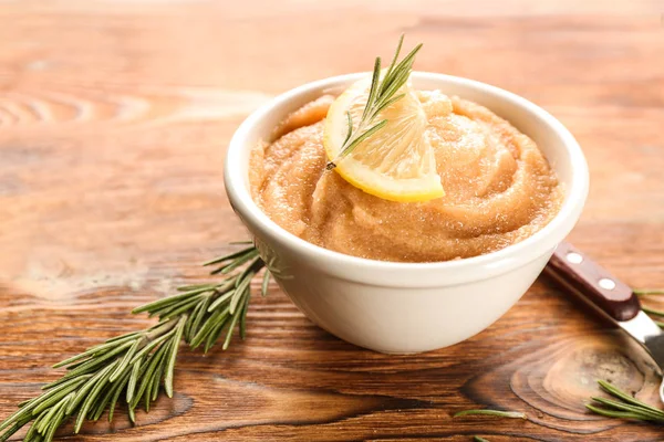 Cuenco con caviar de bacalao sobre mesa de madera — Foto de Stock