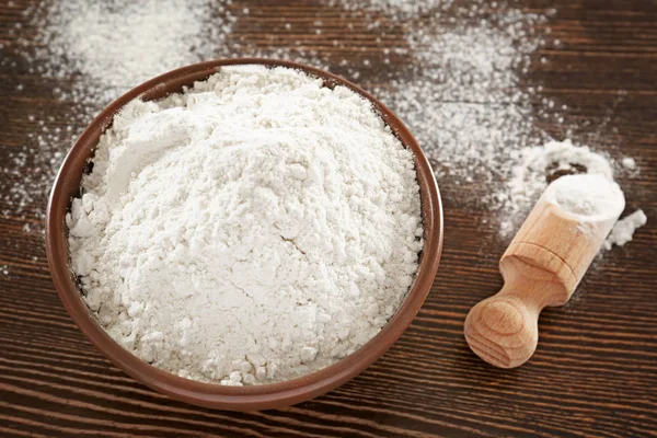 Schüssel Und Schaufel Mit Weizenmehl Auf Holzgrund — Stockfoto