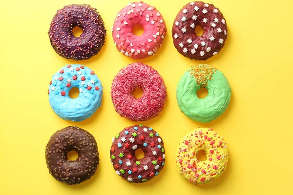 色彩缤纷的彩色甜甜圈 — 图库照片