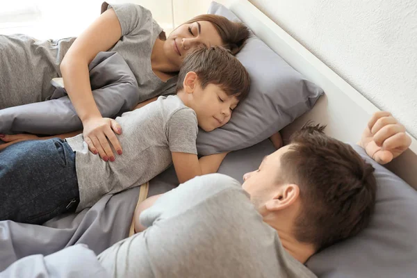 Familjen sover i sängen hemma — Stockfoto