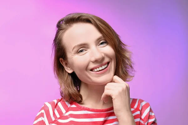 Porträtt av leende kvinna på färgbakgrund — Stockfoto