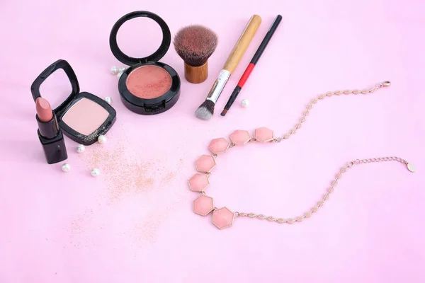 Samenstelling met professionele make-up artiest cosmetica op kleur achtergrond — Stockfoto