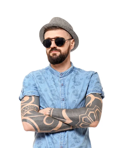 Porträt Eines Hübschen Hipsters Stylischem Outfit Auf Weißem Hintergrund — Stockfoto