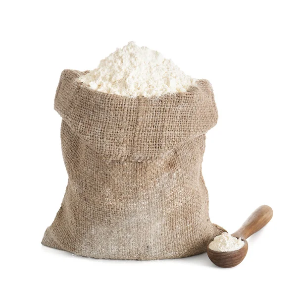 小麦粉と白い背景で木のスプーンでバッグします。 — ストック写真