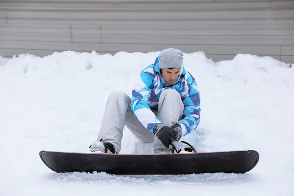 Hombre snowboarder en pista de esquí en estación nevada. Vacaciones de invierno —  Fotos de Stock