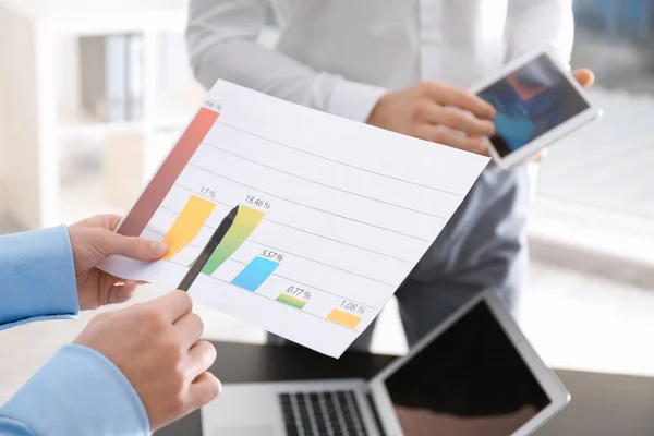 Jonge mannen aan het werk in office. Raadpleging van dienstverleningsconcept — Stockfoto