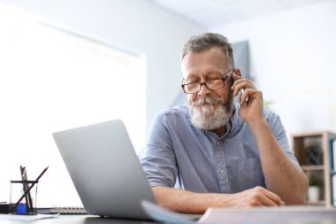 Ofiste çalışırken cep telefonu üzerinde konuşurken komuta sizde