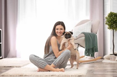 Sevimli köpek vasıl ev ile bir kadın. Evde beslenen hayvan ve sahibi arasındaki dostluk