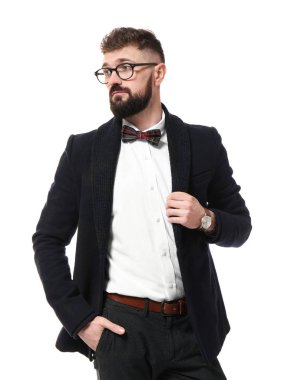 Beyaz arka plan üzerinde şık kıyafeti yakışıklı hipster portresi