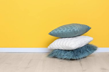 Renk duvarının yakınında katta yumuşak yastıkları yığınını