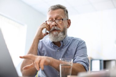 Ofiste çalışırken cep telefonu üzerinde konuşurken komuta sizde