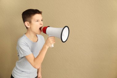 Duygusal ufaklikla megafon renk arka plan üzerinde