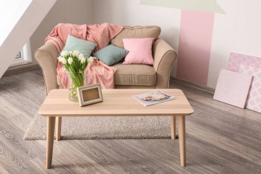 Zarif salon iç masa ve rahat kanepe