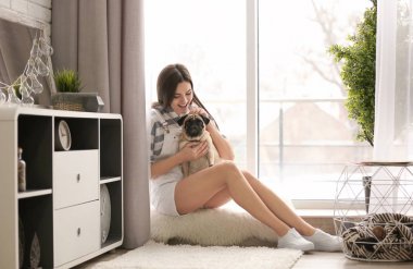 Sevimli köpek vasıl ev ile bir kadın. Evde beslenen hayvan ve sahibi arasındaki dostluk