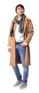 Beyaz arka plan üzerinde şık kıyafeti yakışıklı hipster portresi