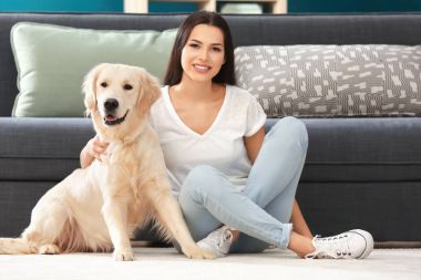 Genç kadın ile köpek kapalı. Evde beslenen hayvan ve sahibi arasındaki dostluk