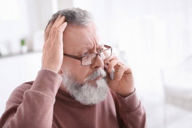 İşyeri ofis cep telefonunda konuşan üst düzey adam