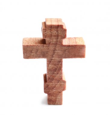 beyaz arkaplanda ahşap haç