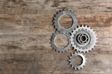Metal dişli bir mekanizma ahşap arka plan üzerinde toplandı. Birlik kavramı