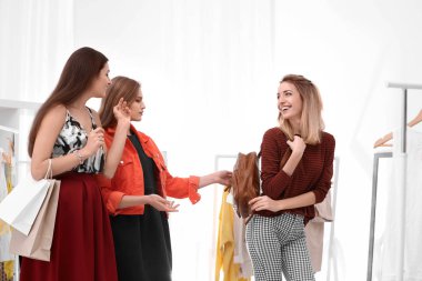 Mağazada alışveriş genç güzel kadın