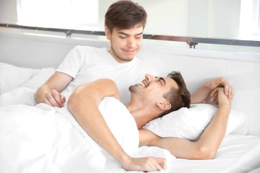 Evde yatakta yatan genç gay çift