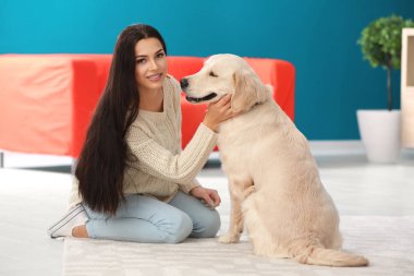 Genç kadın ile köpek kapalı. Evde beslenen hayvan ve sahibi arasındaki dostluk