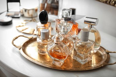 Metal tepsi parfüm şişeleri tablo ile