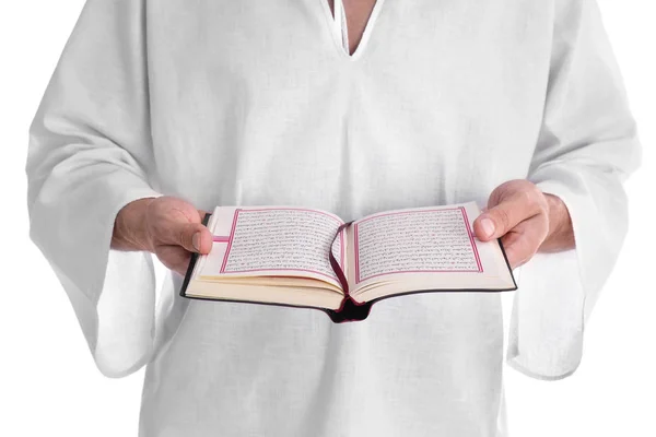 Genç Müslüman adam beyaz arka plan üzerinde Kur'an okuma — Stok fotoğraf