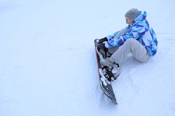 Hombre snowboarder en pista de esquí en estación nevada. Vacaciones de invierno — Foto de Stock