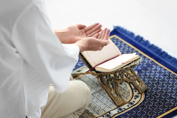 Pemuda Muslim berdoa di atas Quran di lantai — Stok Foto