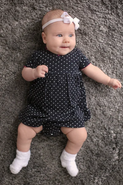 フカフカのカーペット トップ ビューで横になっているかわいい赤ちゃん — ストック写真