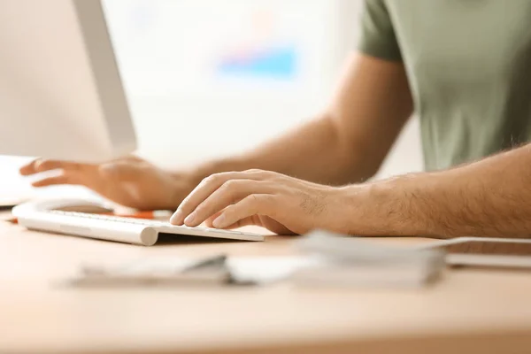 Man arbetar med dator vid bord i office, närbild — Stockfoto