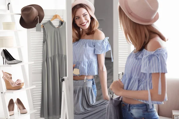 Une jeune femme faisant du shopping en boutique. Armoire élégante — Photo