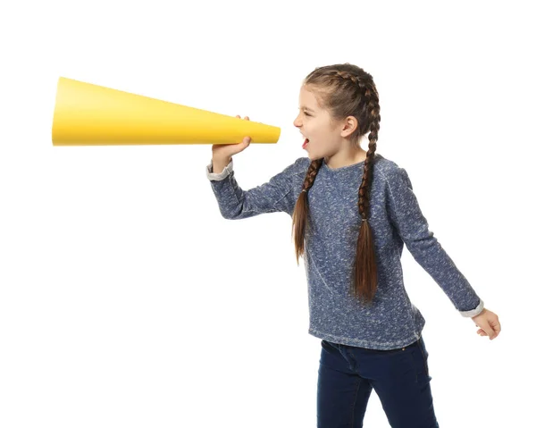 Kleines Mädchen schreit in ein Megafon aus Papier auf weißem Hintergrund — Stockfoto