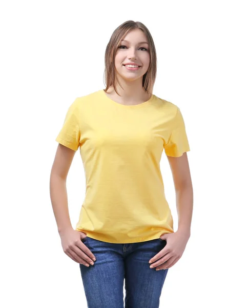 Mulher nova na camiseta elegante no fundo branco. Mockup para design — Fotografia de Stock